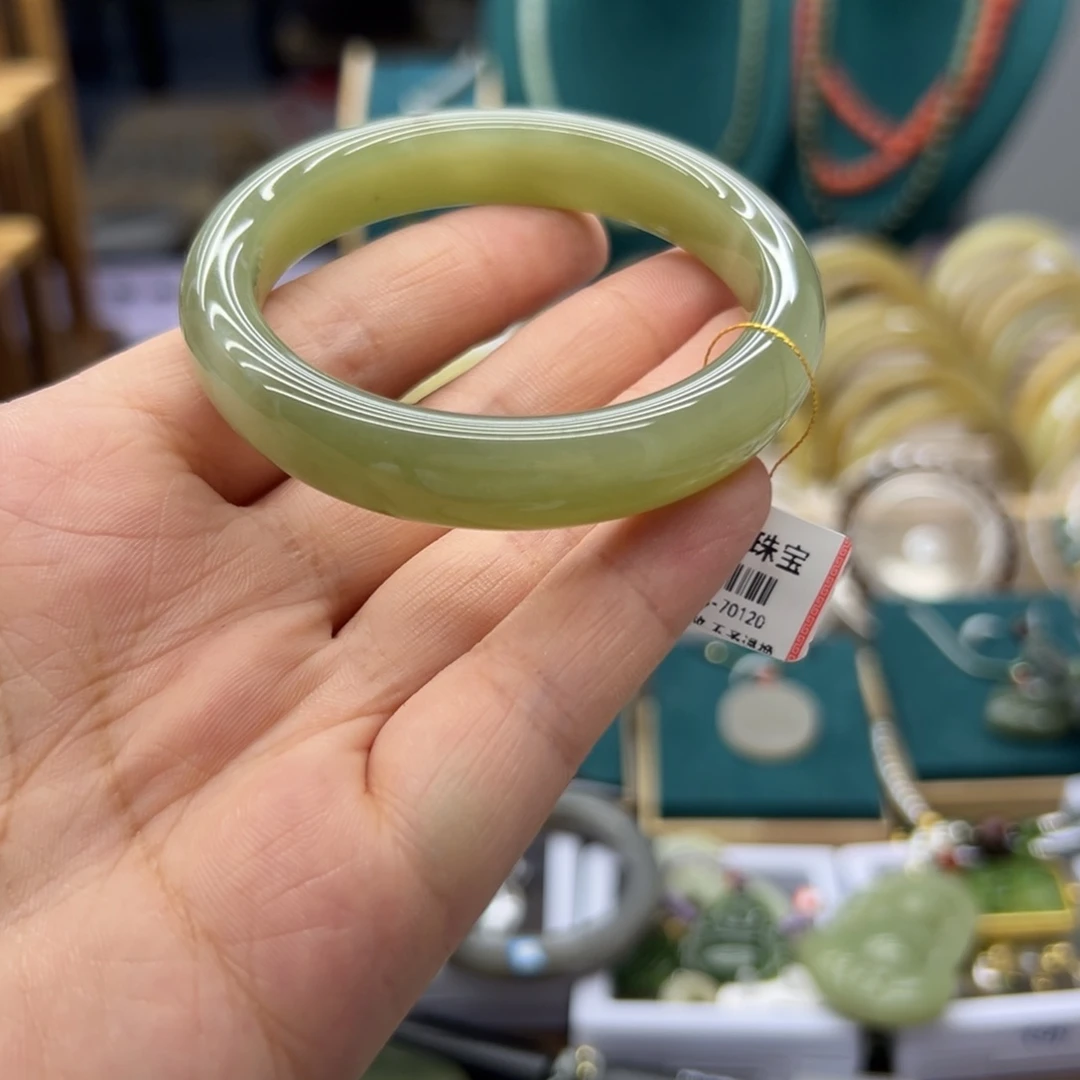 和田玉手镯未镶嵌52.9圈围268瑕