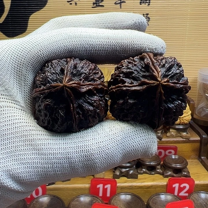 把件文玩核桃铁绣球四棱