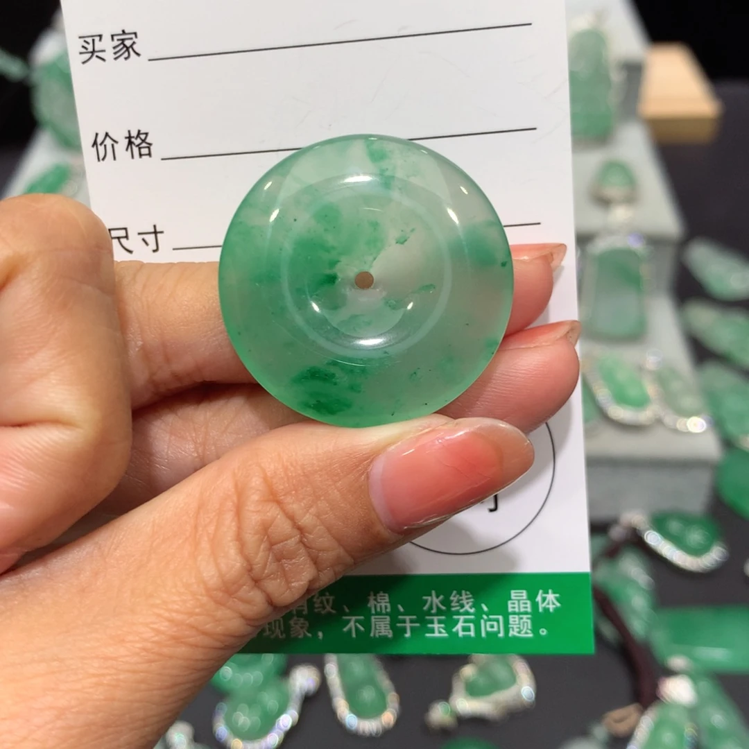 颈饰未镶嵌石英质玉（非洲翠）