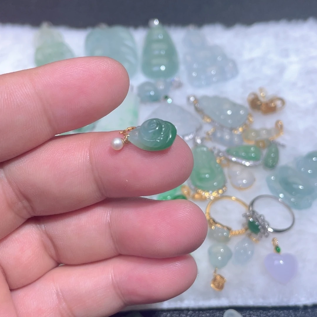 颈饰18K金镶嵌翡翠