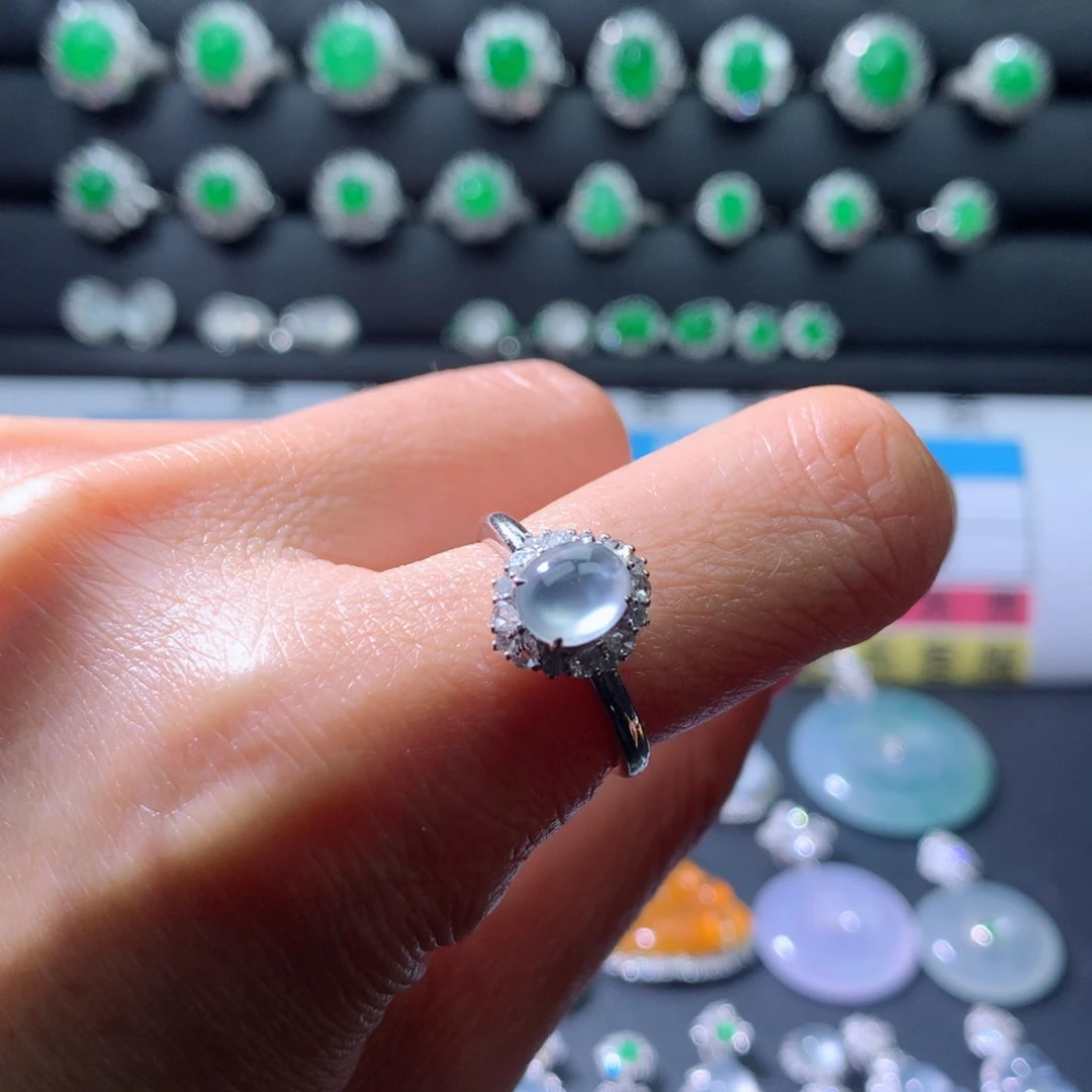 18K金镶嵌戒指翡翠伴钻