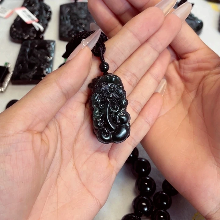 颈饰未镶嵌翡翠武****?