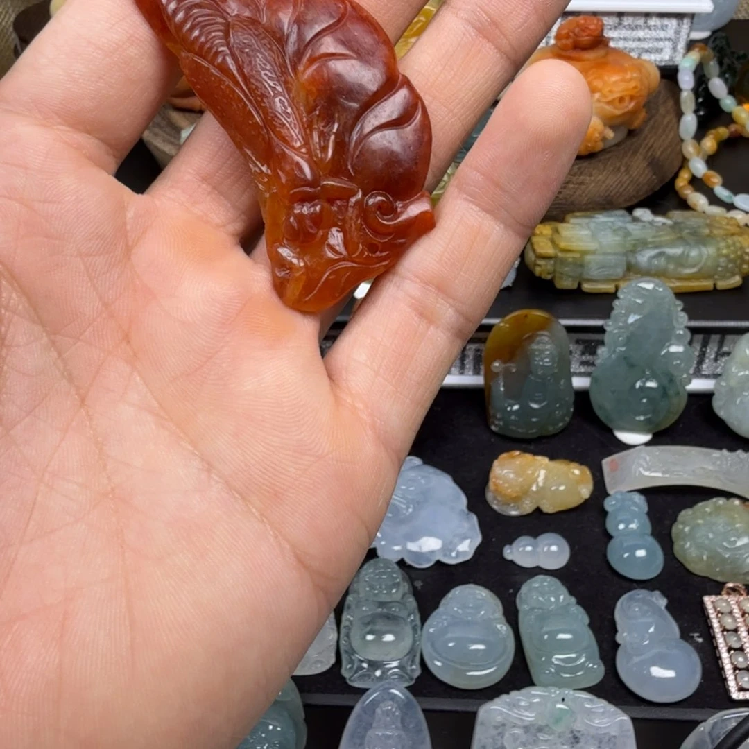 两***右翡翠未镶嵌颈饰翡翠