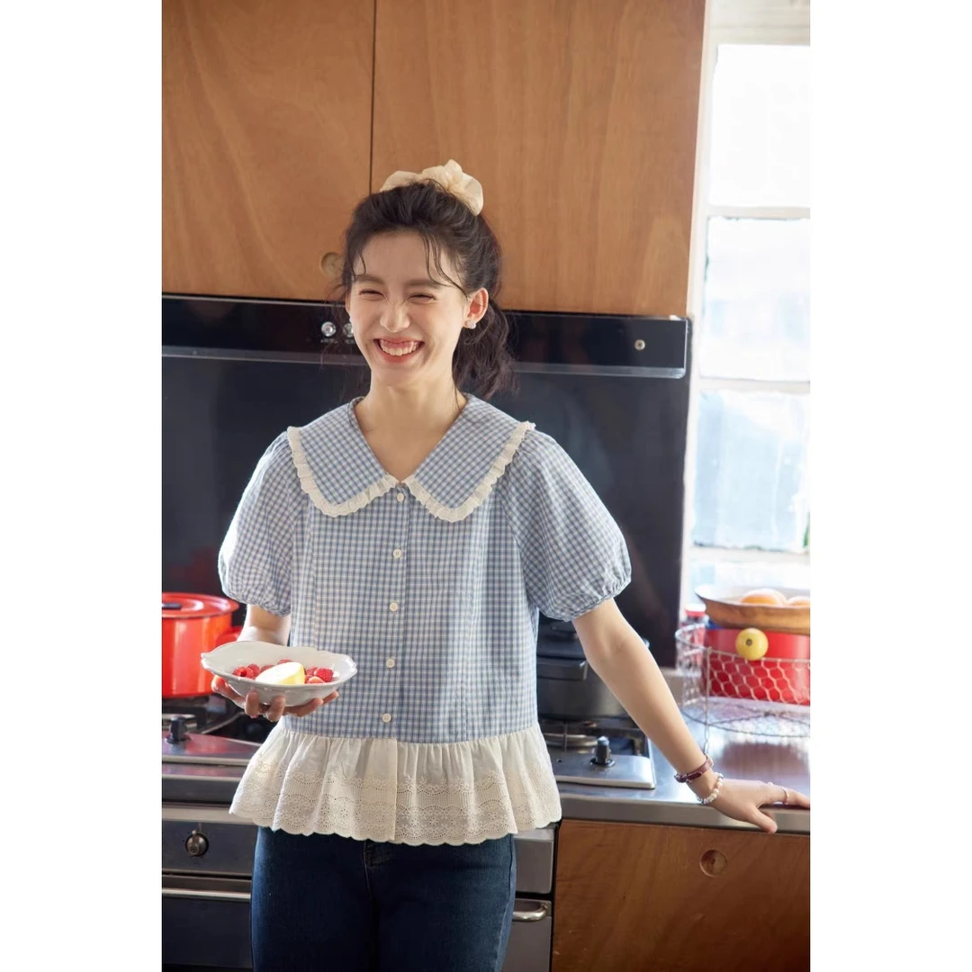 大码格子花边法式衬衫女夏娃娃领学院风显瘦遮肚子蕾丝上衣8218