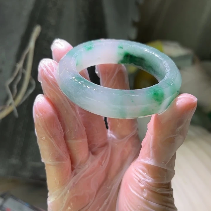 大***植石英质玉（非洲翠）未镶嵌手镯定制