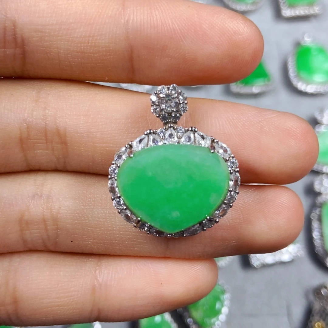 翡翠未镶嵌颈饰爱心