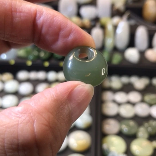 乐***李和田玉未镶嵌颈饰