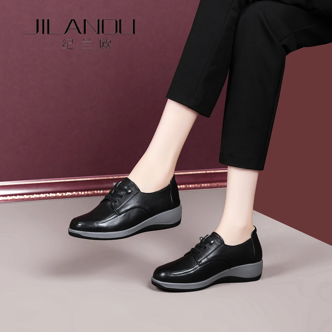 黑色软底真皮单鞋女2025春秋新款坡跟妈妈皮鞋复古不累脚平底女鞋