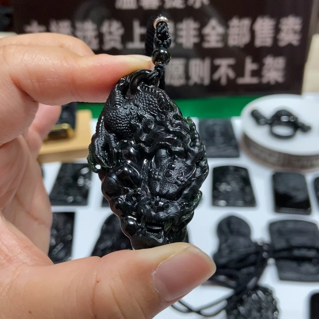 果***宝颈饰未镶嵌翡翠龙牌