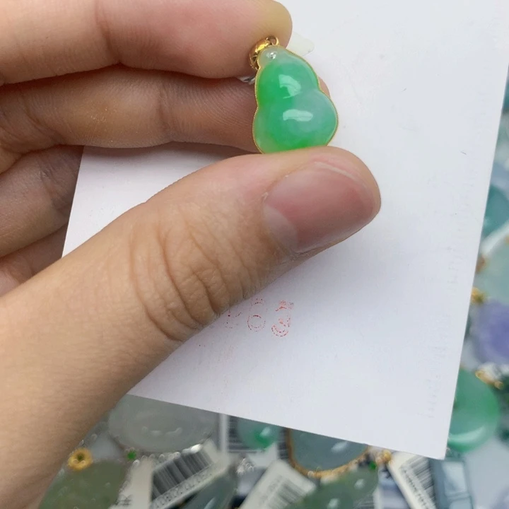 翡翠18K金镶嵌颈饰葫芦