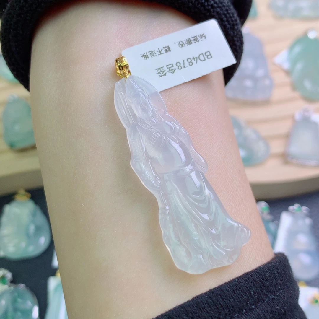 翡翠18K金镶嵌颈饰吊坠