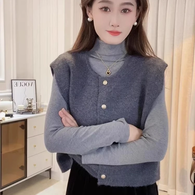 高级感灰色小金扣针织马甲女春秋软糯叠穿毛衣背心设计感无袖上衣