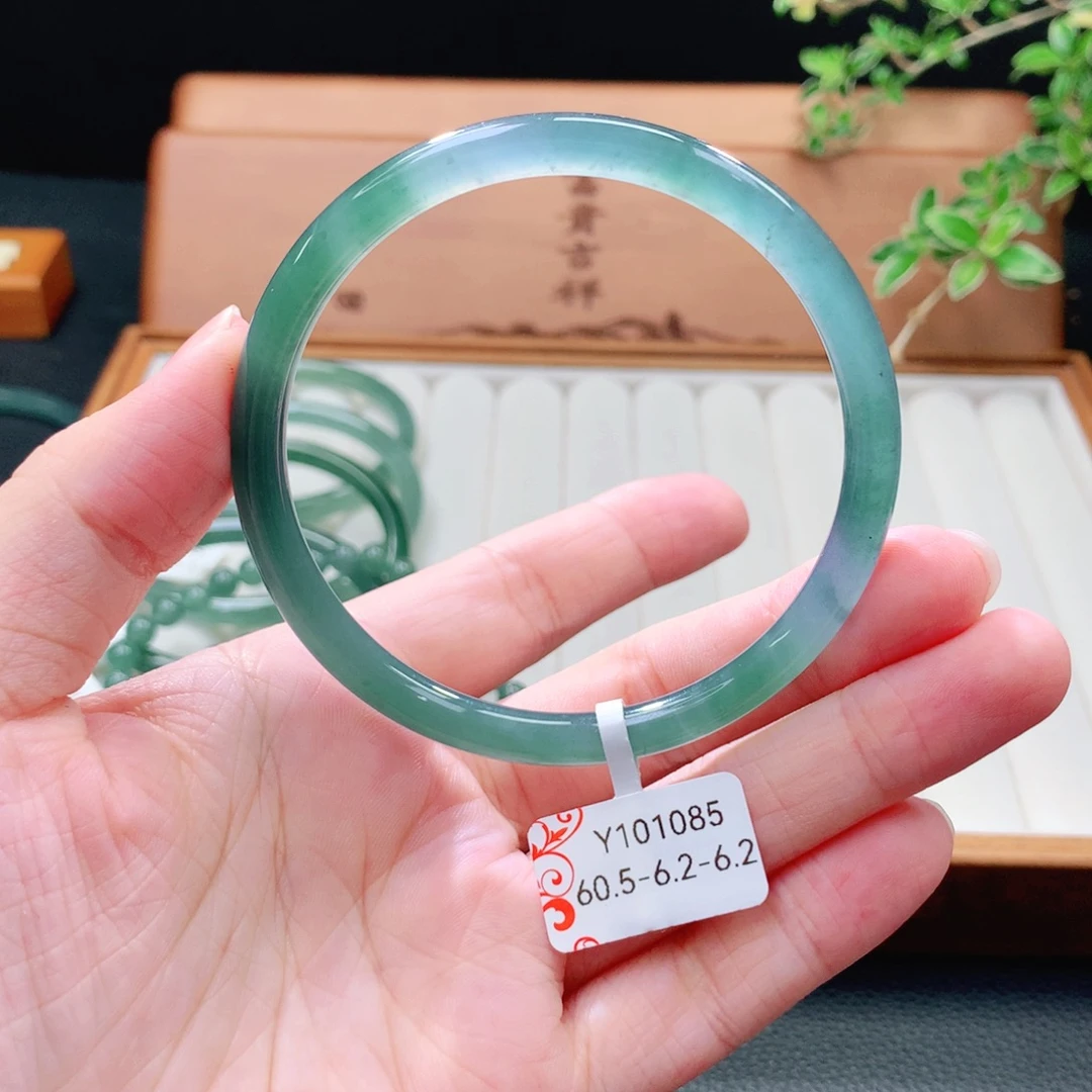未镶嵌手镯（圆镯）翡翠