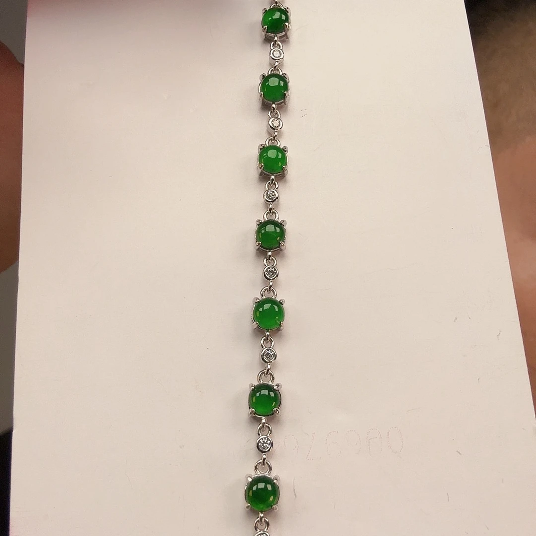 翡翠未镶嵌颈饰一件