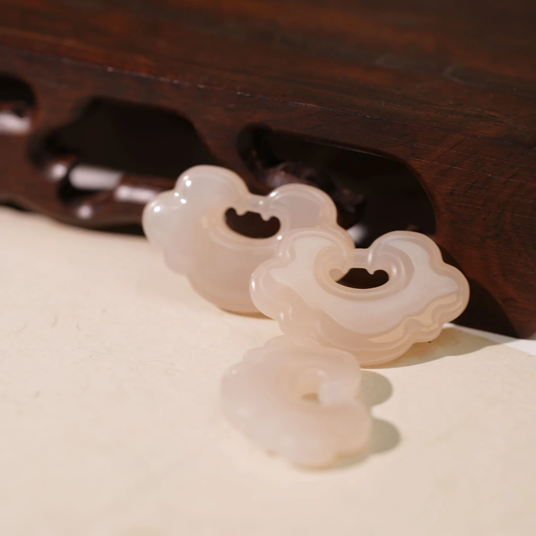 【念玉】和田玉红藕粉薄款如意锁吊坠28mm（多样性发其一）