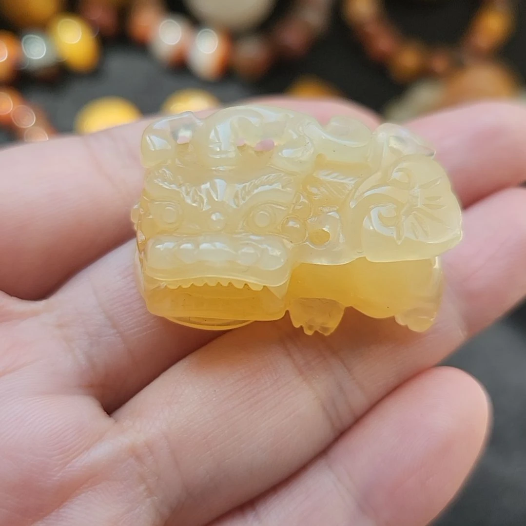 石英质玉（黄龙玉）未镶嵌颈饰