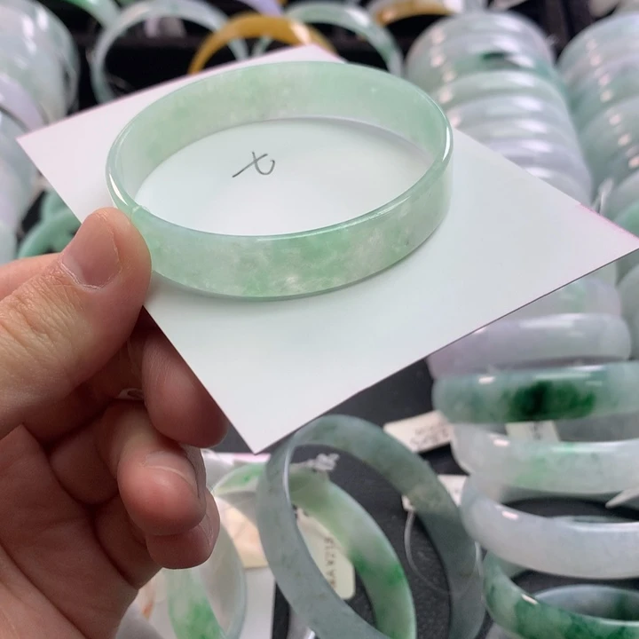 翡翠未镶嵌手镯公主