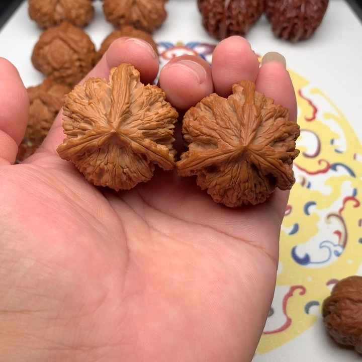 文玩核桃把件虎头奔