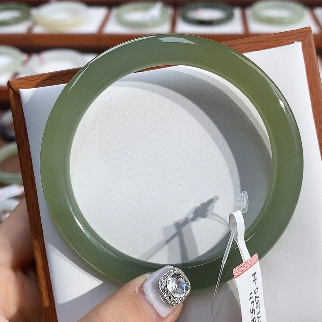 和田玉手镯未镶嵌婷