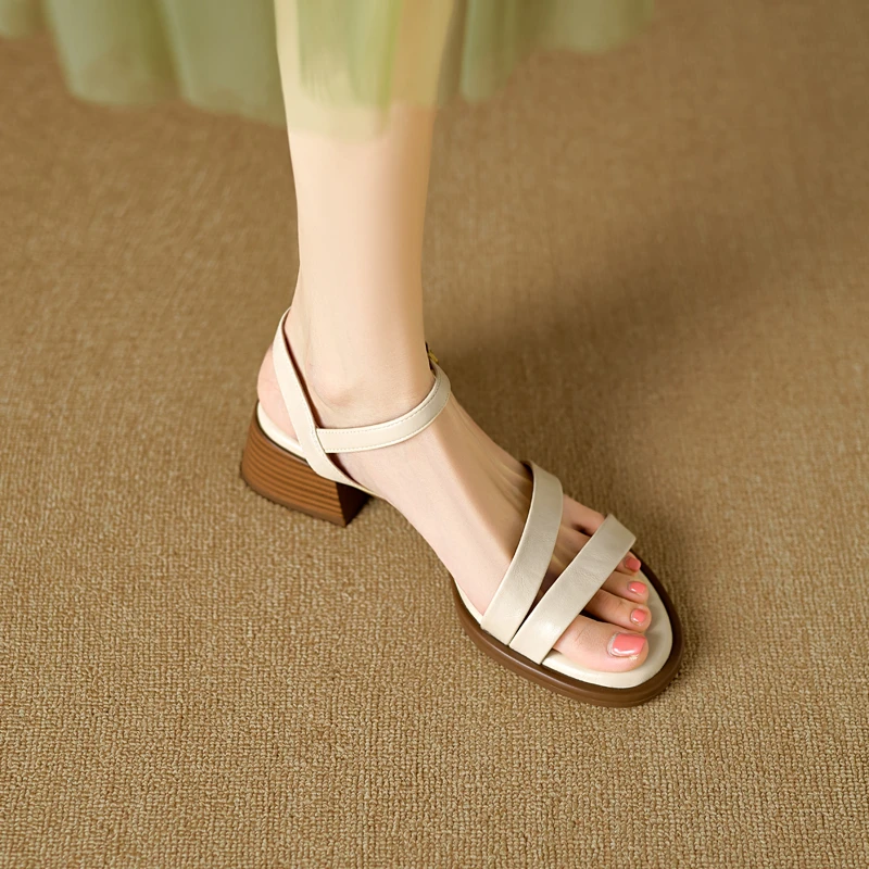蜻蜒高级感超软真皮粗跟凉鞋女2025新款一字带米白色网红中跟女鞋