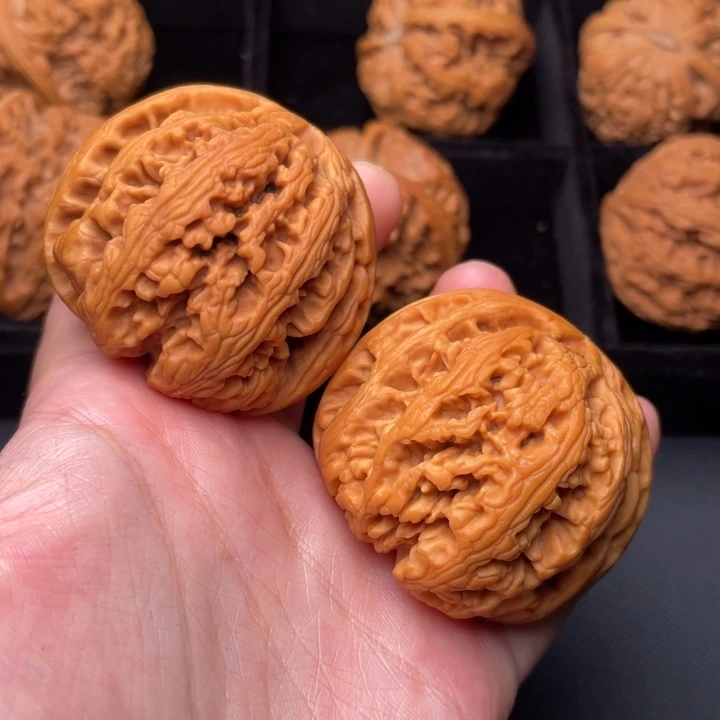 文玩核桃把件秦岭野生文玩核桃