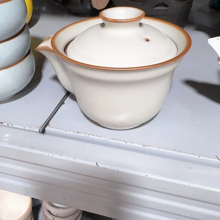 主人杯一个，瓷。。品茗