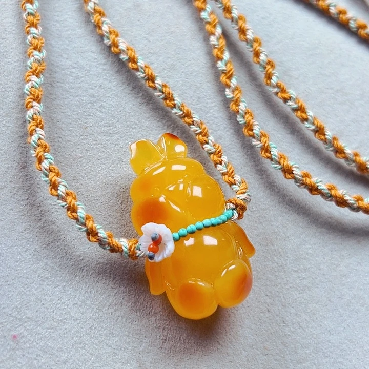 蜜蜡颈饰未镶嵌兔宝宝