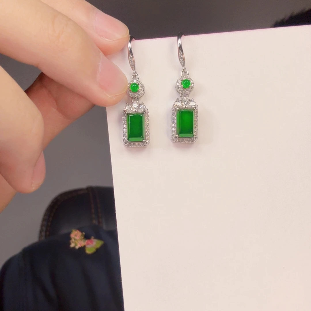 翡翠未镶嵌颈饰一对