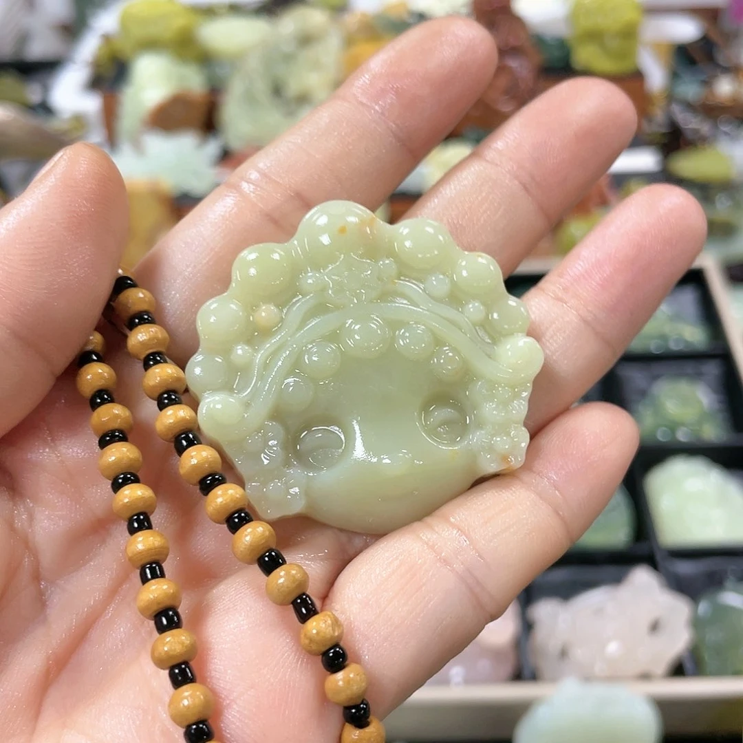 蛇纹石玉颈饰合金