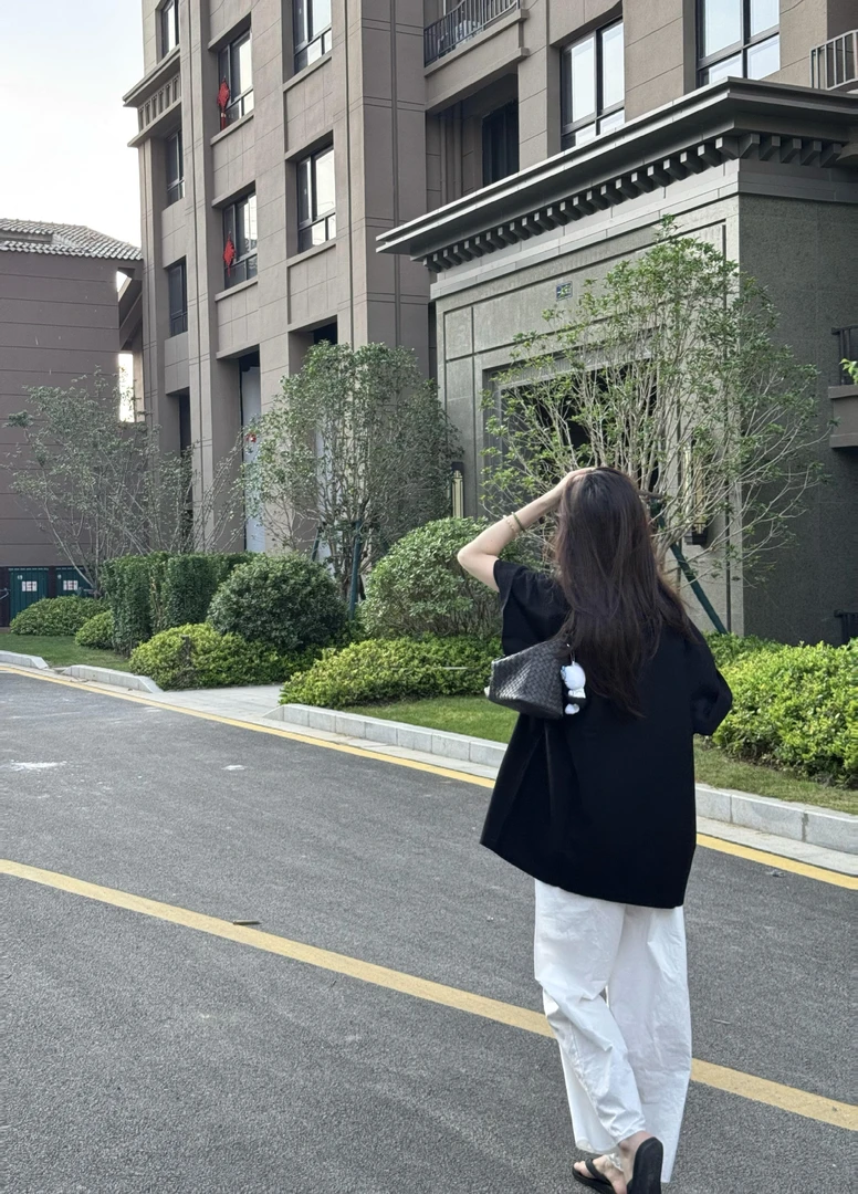 2025夏季新款松弛感穿搭黑色短袖t恤正肩宽松上衣女百搭休闲裤