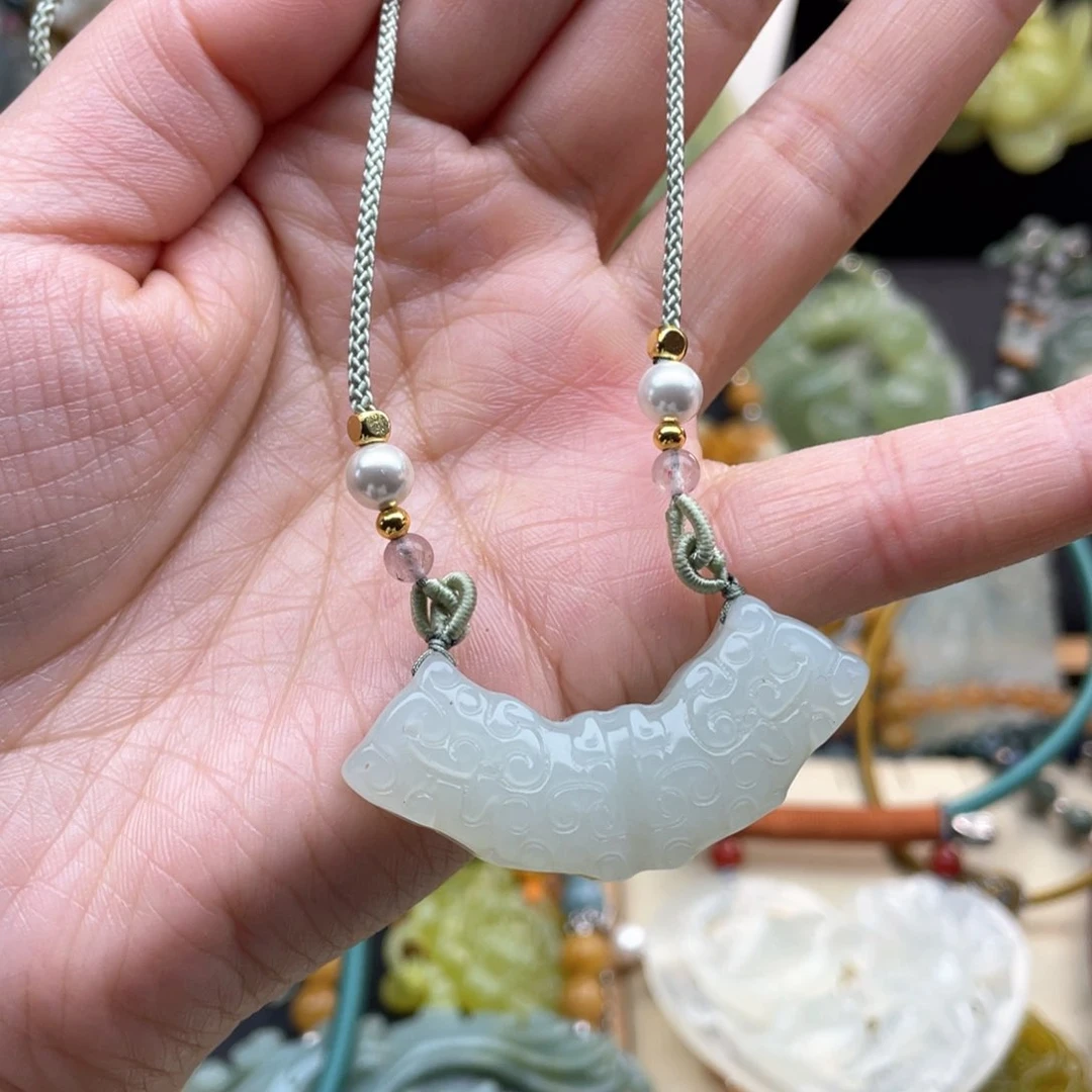 蛇纹石玉颈饰未镶嵌