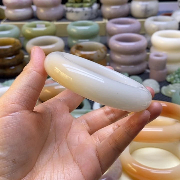 肉***子石英质玉未镶嵌手镯