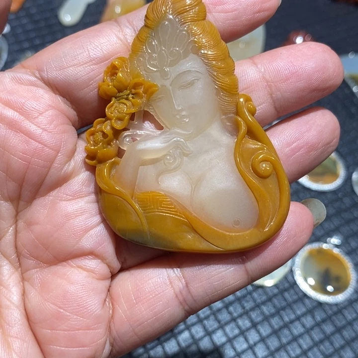 未镶嵌石英质玉（黄龙玉）颈饰