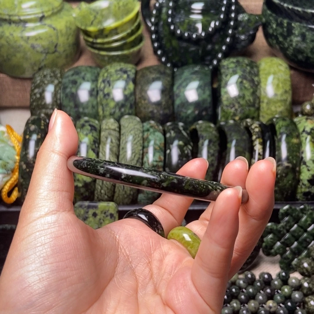 飞***头未镶嵌蛇纹石玉药王石手镯微瑕