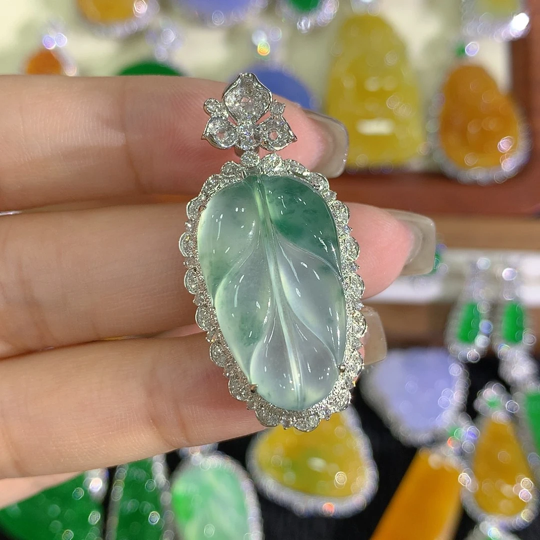 颈饰18K金镶嵌翡翠叶子