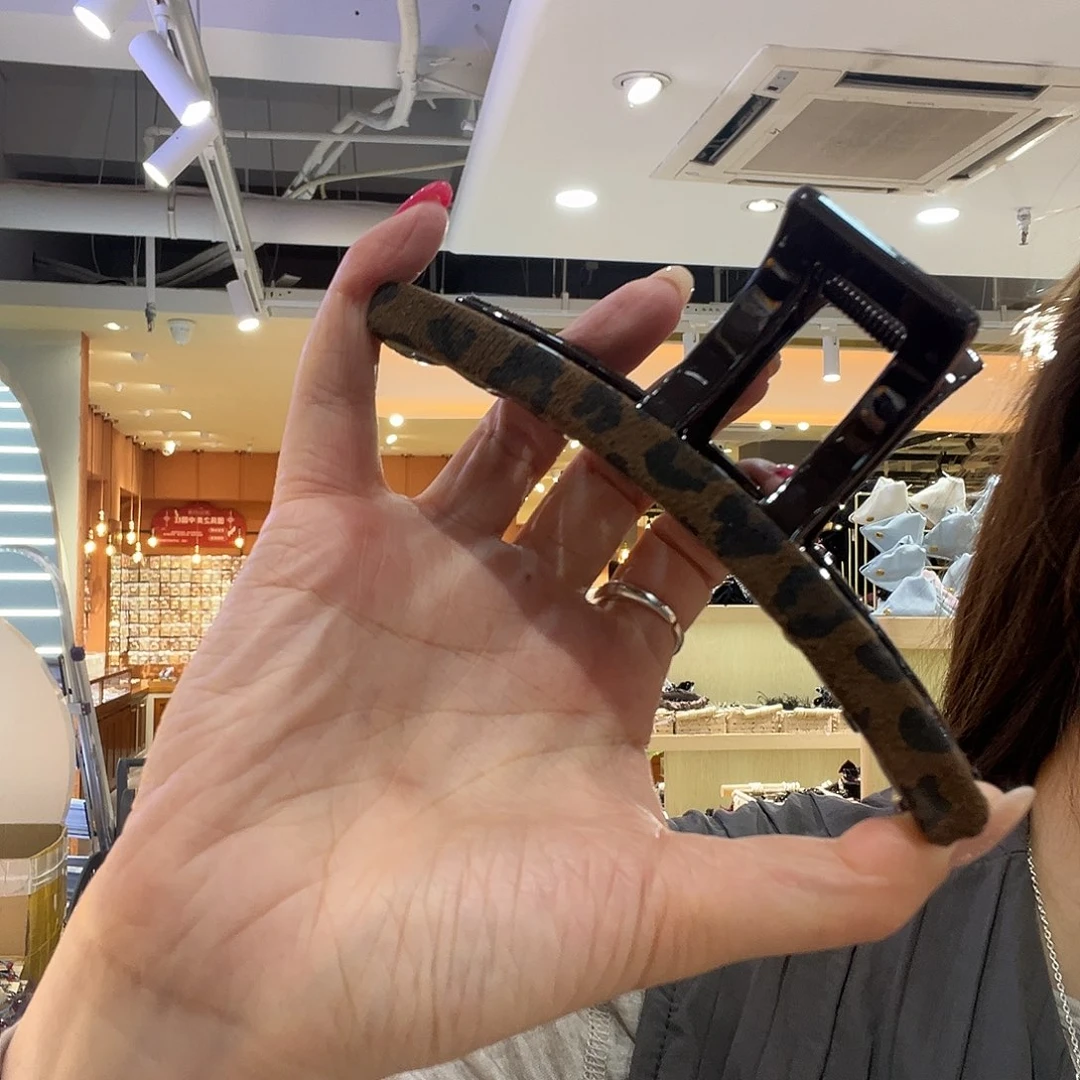 布艺非金属豹纹工字抓