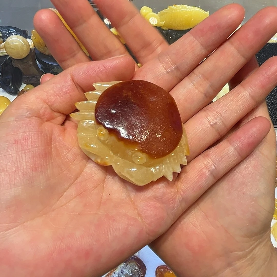 未镶嵌颈饰琥珀螃蟹