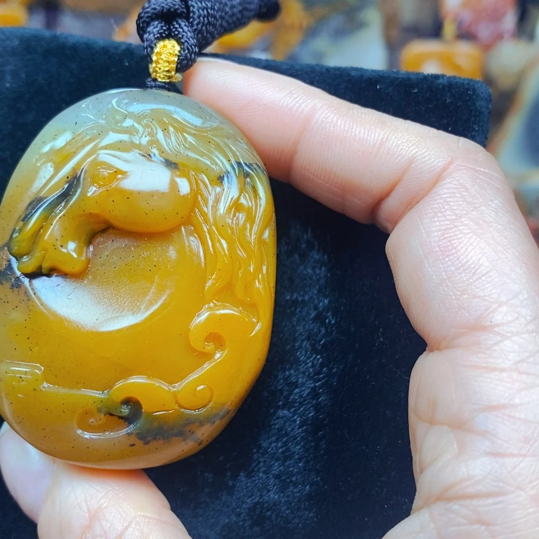 未镶嵌石英质玉（黄龙玉）颈饰