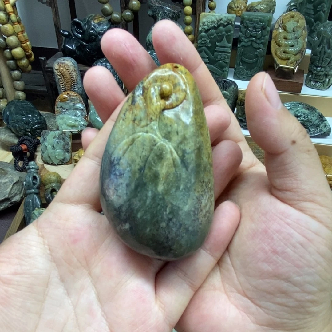 未镶嵌岫岩河磨玉（透闪石质玉）把件