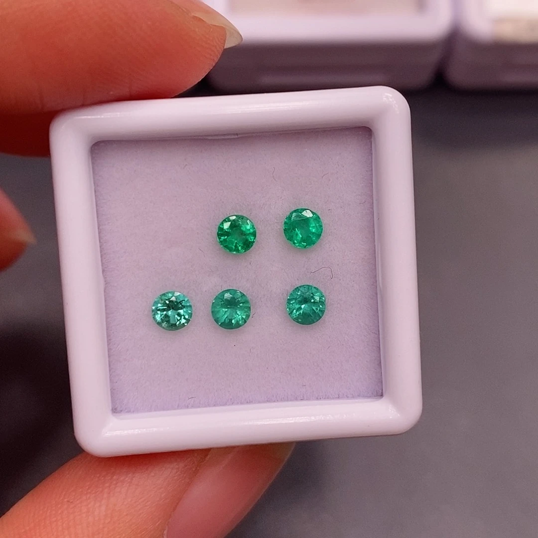 裸石祖母绿120一粒，仅供展示，挑好上定向