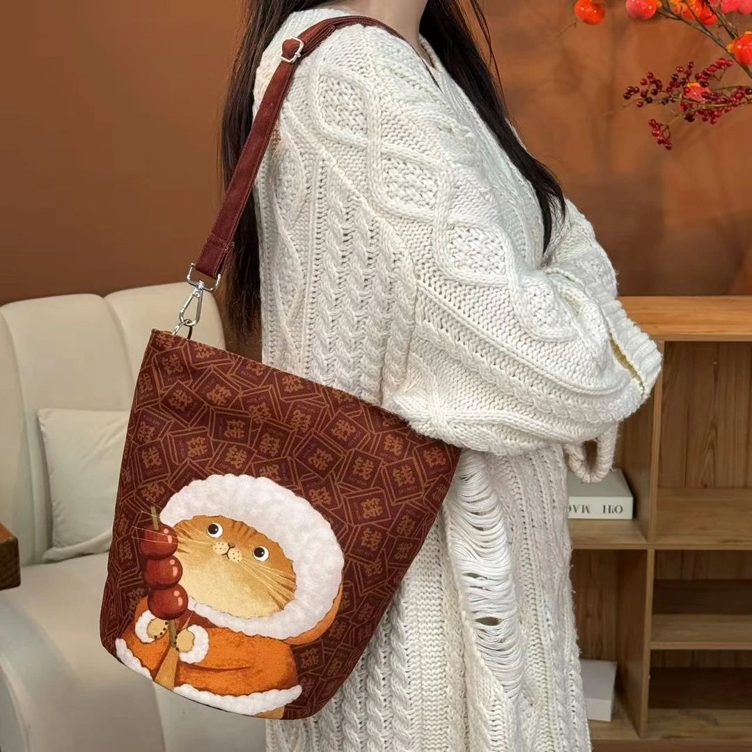 新款秋冬糖葫芦小猫细肩带斜挎水桶包单肩包可爱帆布包女AI