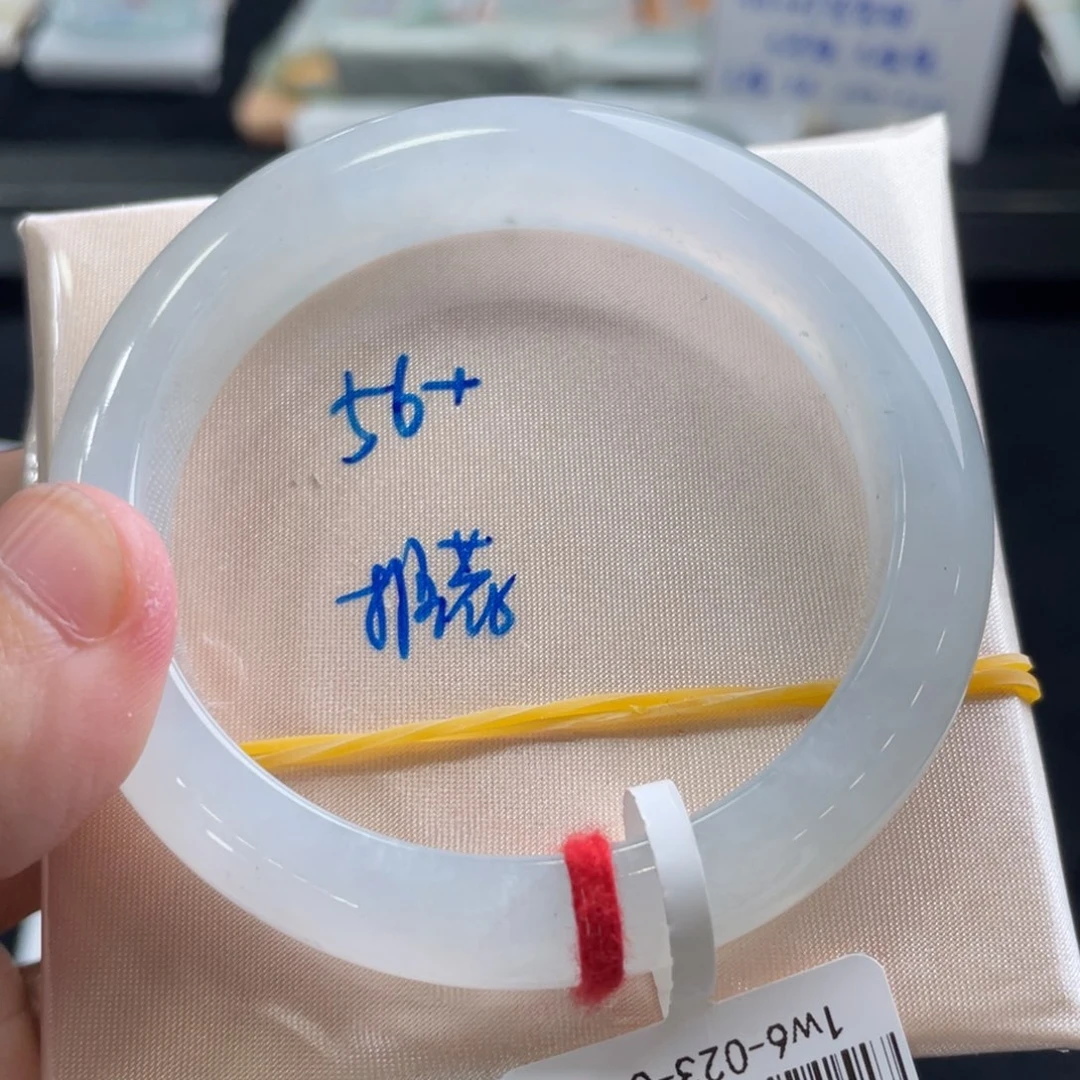 翡翠手镯未镶嵌翡翠手镯