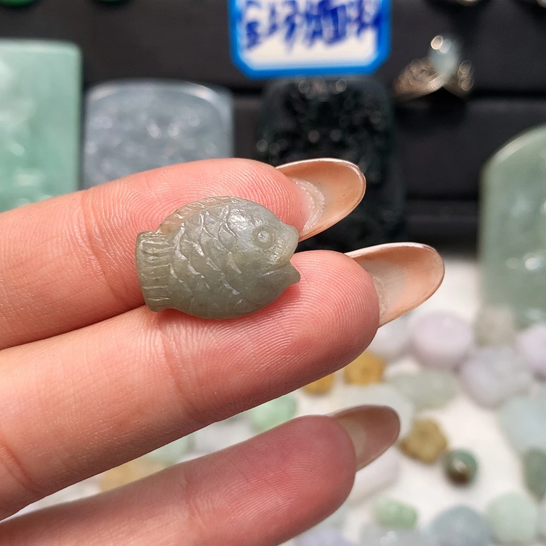 翡翠未镶嵌颈饰毛货小鱼