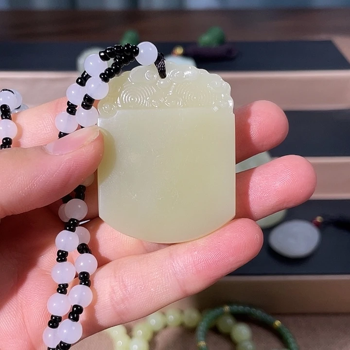 石英质玉合金颈饰