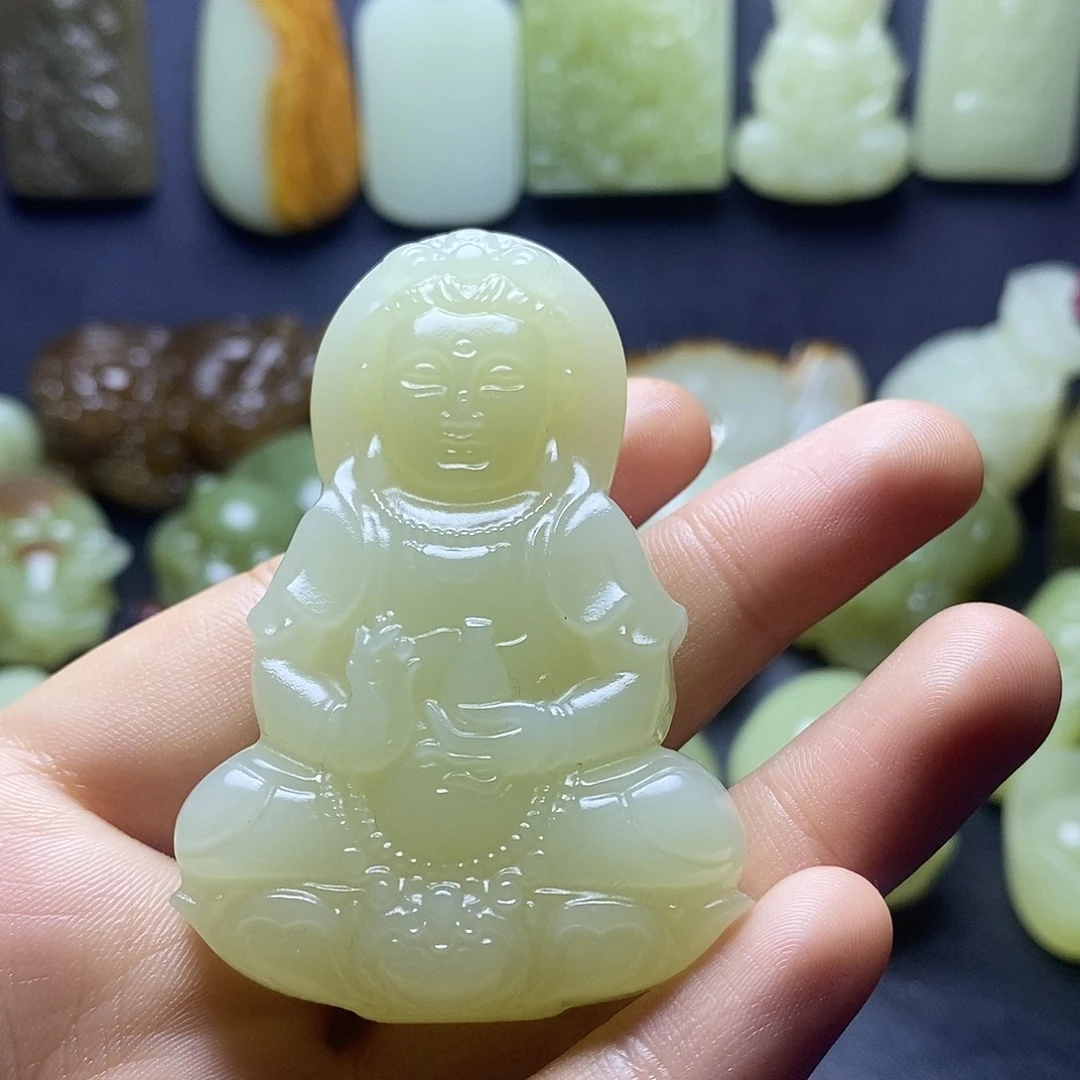 王***英查罗石未镶嵌颈饰