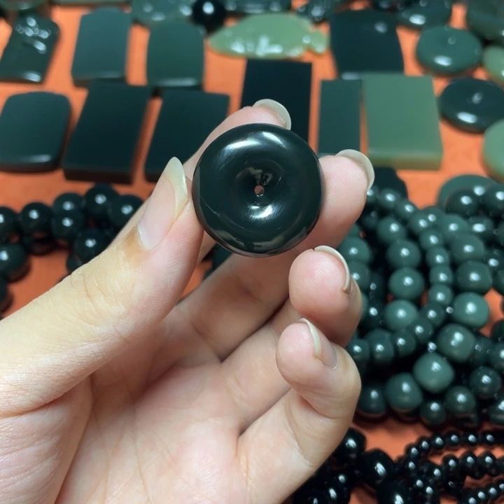 南***的和田玉（青玉）未镶嵌颈饰