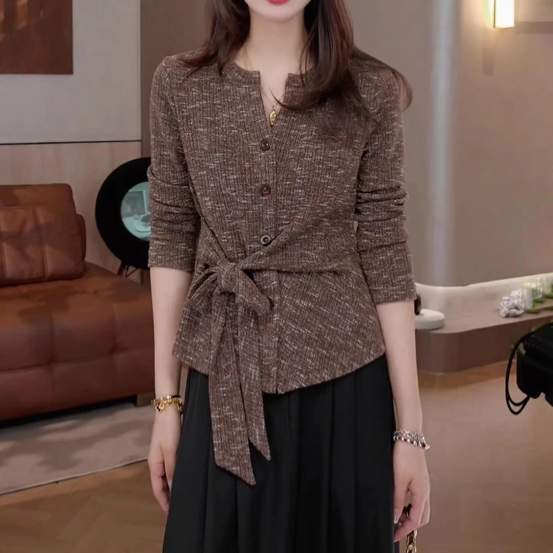 时尚高级感碎花V领修身长袖T恤女2025秋季胖mm设计感绑带收腰上衣