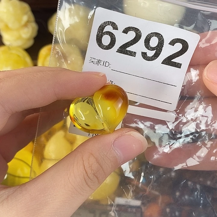 蜜蜡未镶嵌珠宝奇石