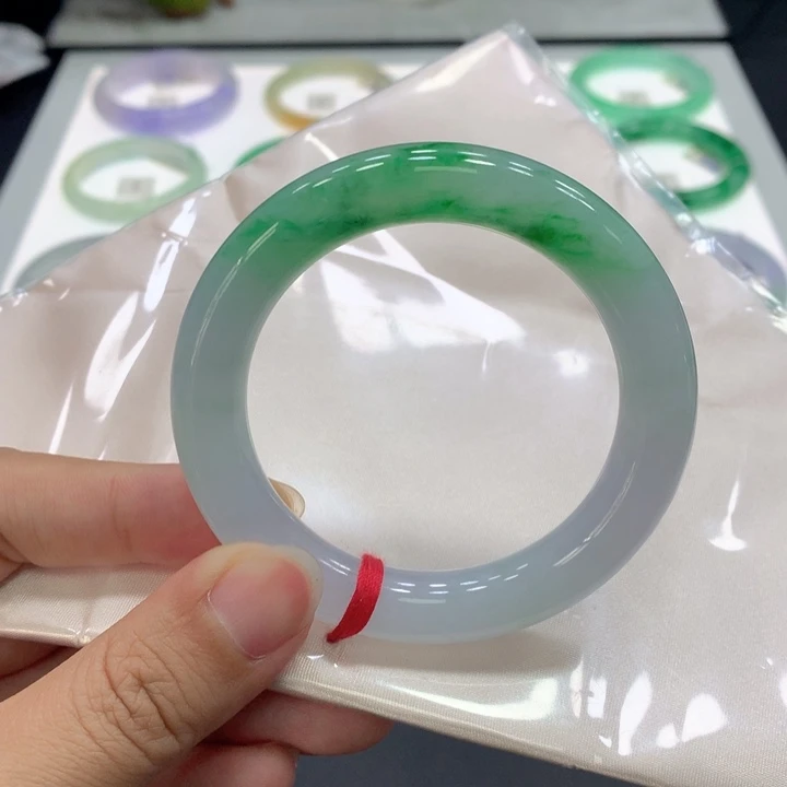 翡翠手镯未镶嵌翡翠