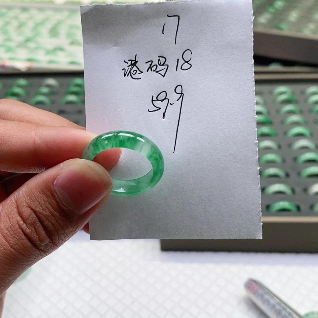 未镶嵌戒圈石英质玉（非洲翠）魔****使